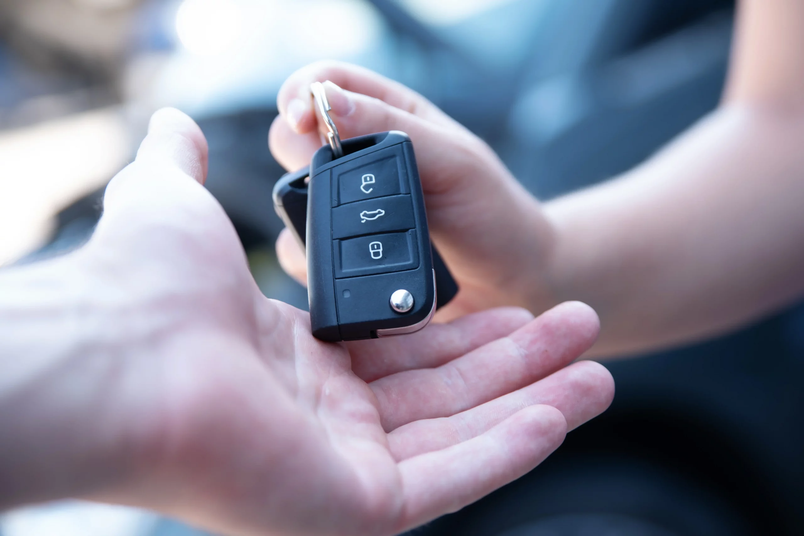 Fahrzeugannahme und Übergabe des Autos für die Scheibentönung