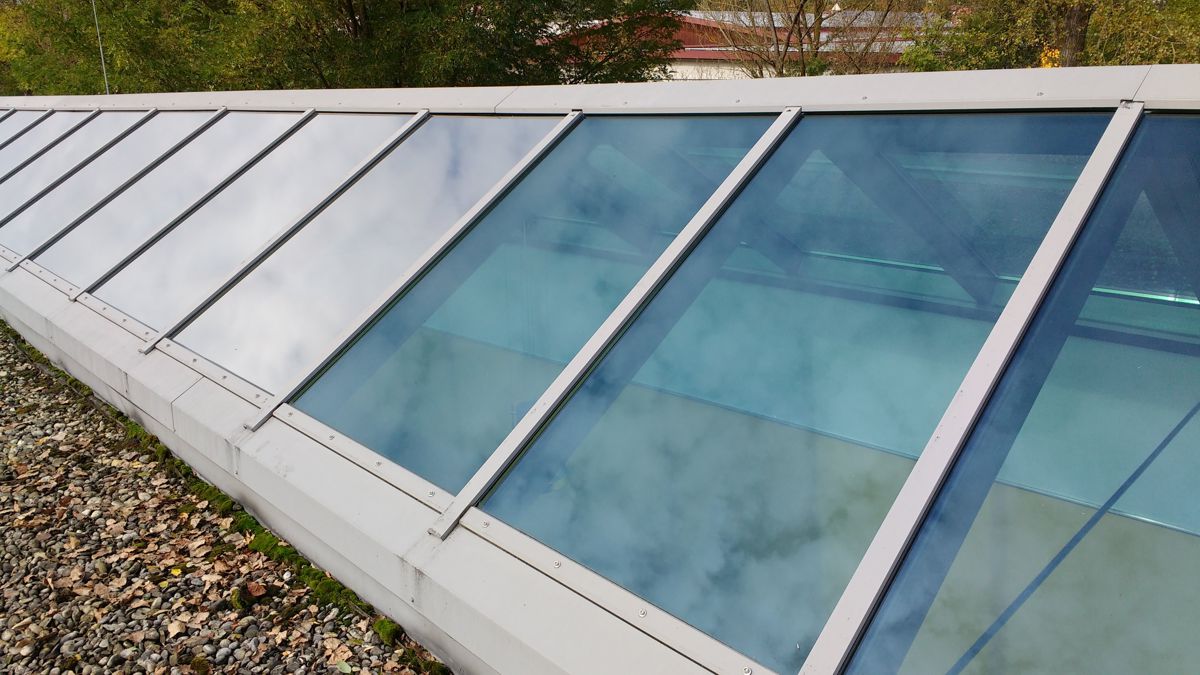 Lichtband auf dem Dach mit Spiegelfolie auf den Glasflächen